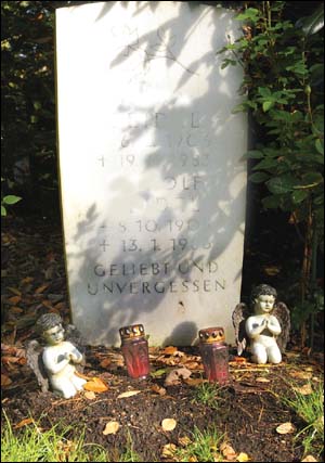 Keramik vor Grabstein Keramik vor Grabstein