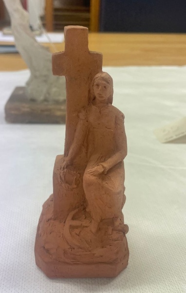 Ida Matton (1863–1940): Tonmodell für die Grabplastik Själander (zweite Version), Länsmuseet Gävleborg, Schweden (Fotografie 2024 © Lena Rebekka Rehberger) (6)