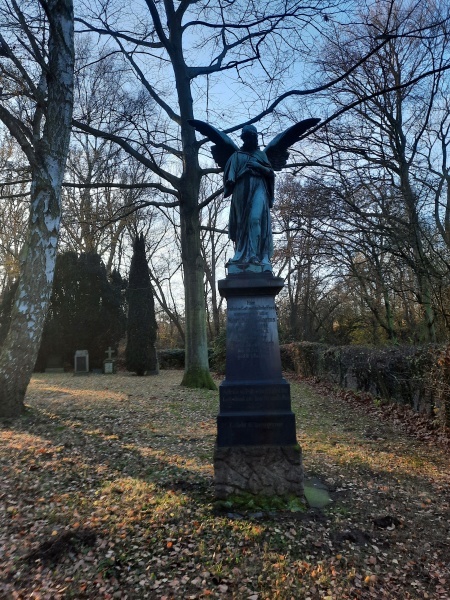 Der Galvanoengel auf der Grabstätte Koch von 1902 bewacht  noch heute den Friedhof (4)