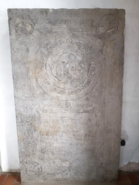 Grabplatte für Harmen Monnik von 1593 im Brauthaus der Kirche St. Severini und Zeichnung der Grabplatte vom Flyer des Fördervereins St. Severini zu Kirchwerder
