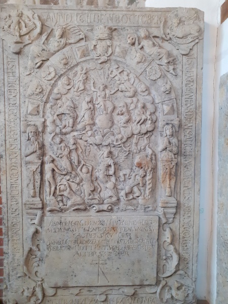 Grabplatte für Harmen Harden von 1676 mit dem Jüngsten Gericht, das von einem Rundbogen gerahmt wird. Seitlich sind die betenden Stifterfiguren zu sehen, während über dem Bogen die Allegorien von Glaube und Tod lagern; in den Ecken die Evangelistensymbole.