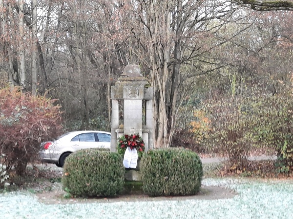 Die Erinnerung wird wachgehalten: Das Denkmal für die Opfer der beiden Weltkriege mit der Bekränzung zum Volkstrauertag 