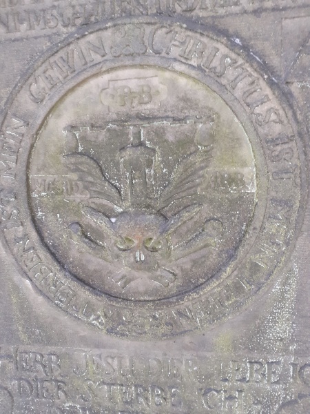 Medallion mit geflügeltem Totenkopf mit Ähren, der eine Sanduhr und eine Waage trägt, auf der Grabplatte für Hans Ronborg von 1672.