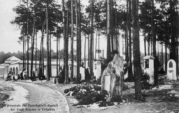 Urnenhain der Feuerbestattungsanstalt der Stadt Dresden in Tolkewitz, um 1900 (Von Künstler/-in unbekannt - Postkartensammlung Holger Naumann, Gemeinfrei, https://commons.wikimedia.org/w/index.php?curid=156970176)