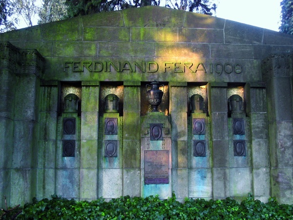Jugendstil-Urnenwand der Familie Fera, 1908 (Foto: Marianne Didier)