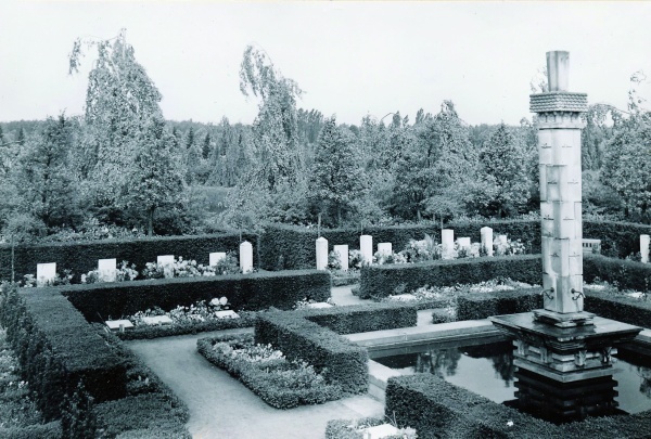Historisches Foto vom Aschengrabgarten auf dem Ohlsdorfer Friedhof, Planquadrat Bk 55, Blick nach Norden, um 1930 (Archiv des Förderkreises Ohlsdorfer Friedhof)