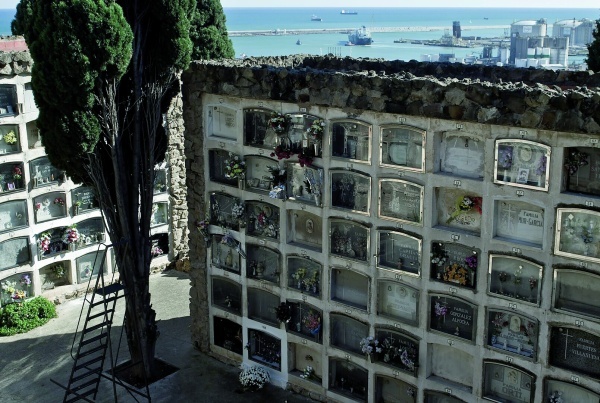 Urnenwände auf dem spanischen Friedhof Montijuïc in Barcelona (Von Nikodem Nijaki - Eigenes Werk, CC BY-SA 3.0, https://commons.wikimedia.org/w/index.php?curid=23039643)