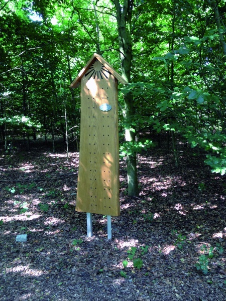 Tafel für Namensschilder im Waldteil des Friedhofs in Barmstedt, 2024 (Foto: Barbara Leisner)