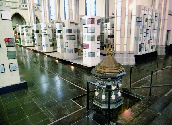 Urnen-Stelen in der Grabeskirche St. Josef in Aachen (Von Arthur McGill - Eigenes Werk, CC BY 3.0, https://commons.wikimedia.org/w/index.php?curid=117620814)