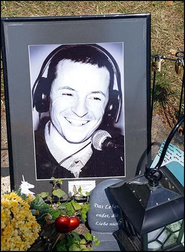 Sein früher tod mit 27 jahren in einer. Chester Bennington Grab Besuchen . Gedenkstatte Fur Den Rockmusiker Chester Bennington Ohlsdorf Zeitschrift Fur Trauerkultur