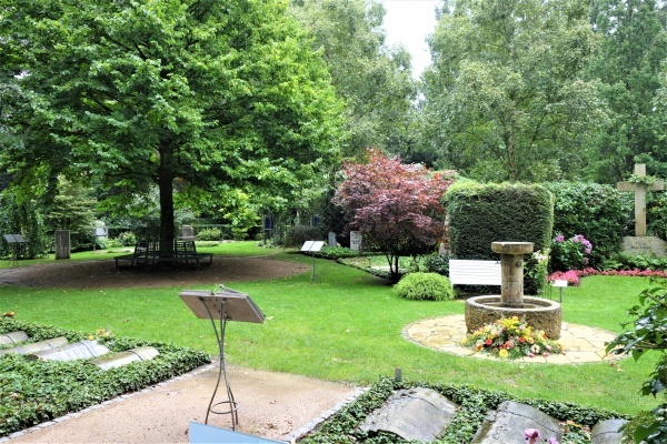 Blick in den Garten der Frauen mit Brunnen (2)