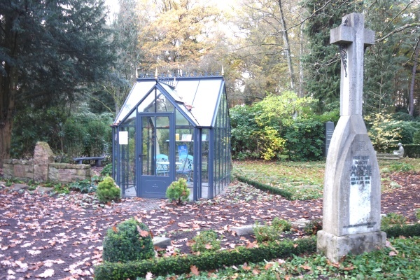 Pavillon mit historischem Grabmal