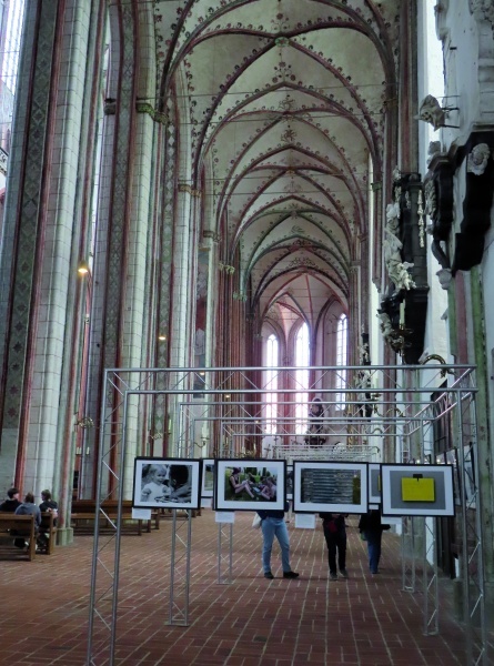 Blick in die St. Marienkirche mit der Ausstellung (Foto: Norbert Fischer)
