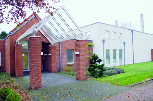 Das 2008 eröffnete private Krematorium Ahrensburg bei Hamburg (Foto: Norbert Fischer)