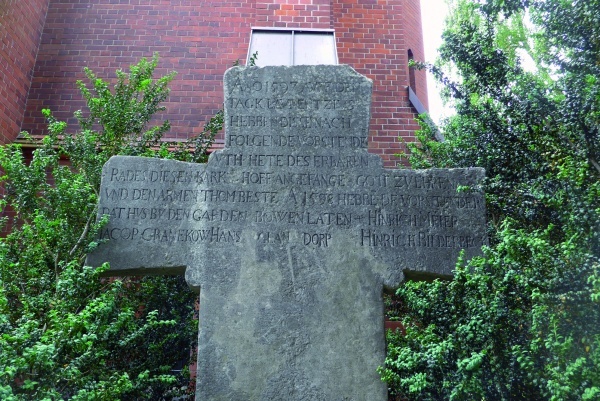 Historisches Pestkreuz auf dem St. Lorenz-Friedhof (alle Fotos in diesem Beitrag: Sylvina Zander)
