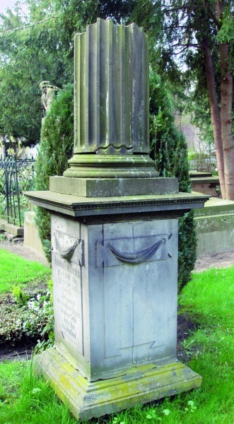 Klassizistisches Grabmal für den frühverstorbenen Lübecker Schriftsteller Karl Rechlin (1769-1796)