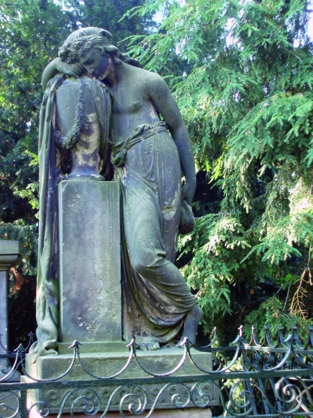 Trauerfigur auf der Grabstätte Meder 