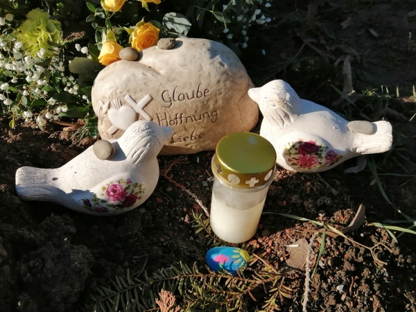 Zwei weißen Tauben auf dem Stuttgarter Pragfriedhof