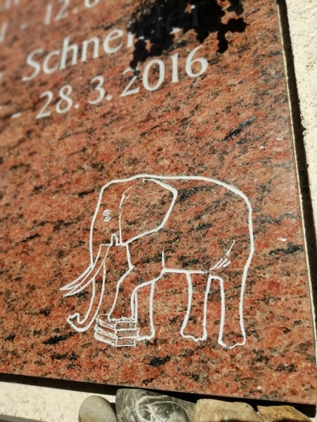 Zwei Elefanten auf dem Stuttgarter Pragfriedhof