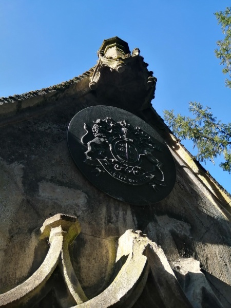 württembergischen Wappen, auf dem Löwe und Hirsch über dem Motto "Furchtlos und trew" den Schild halten