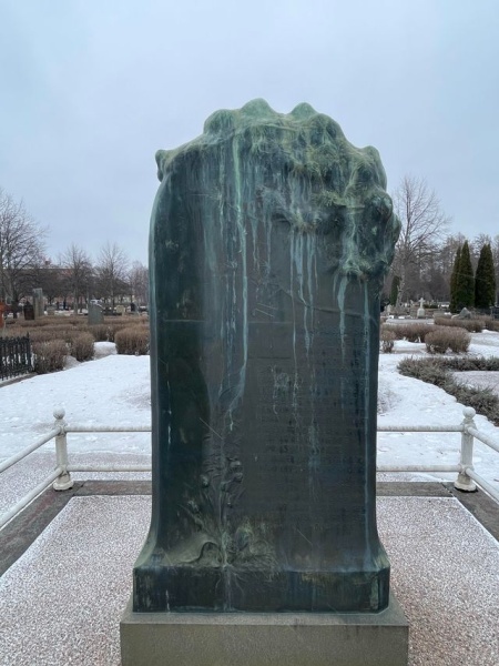 Ida Matton (1863–1940): Grabplastik (Vorder- und Rückseite) für Karolina Själander (1841–1925), Gamla Kyrkogården in Gävle, Schweden (Fotografien 2024 © Lena Rebekka Rehberger) (4 und 5)