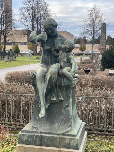 Ida Matton (1863-1940): Familiengrabmal LA Matton, Gamla Kyrkogården in Gävle, Schweden (Fotografie 2024 © Lena Rebekka Rehberger) (1 und 2)