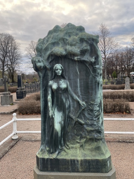 Ida Matton (1863-1940): Grabplastik für Karolina Själander (1841-1925), Gamla Kyrkogården in Gävle(Schweden), Vorderseite, Fotografie 2024 © Lena Rebekka Rehberger