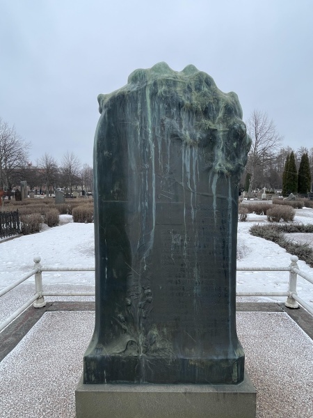 Ida Matton (1863-1940): Grabplastik für Karolina Själander (1841-1925), Gamla Kyrkogården in Gävle(Schweden), Vorderseite, Fotografie 2024 © Lena Rebekka Rehberger 