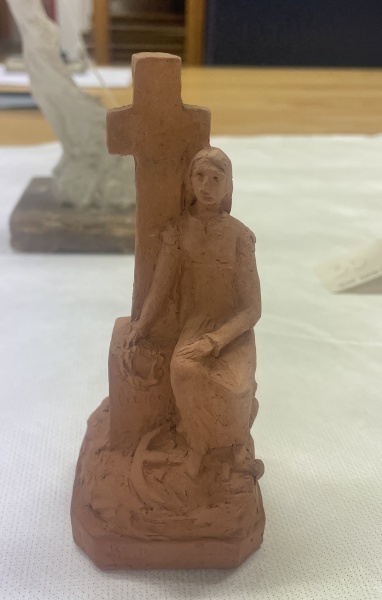 Ida Matton (1863-1940): Tonmodell für die Grabplastik Själander (zweite Version), Länsmuseet Gävleborg, Fotografie 2024 © Lena Rebekka Rehberger (6)