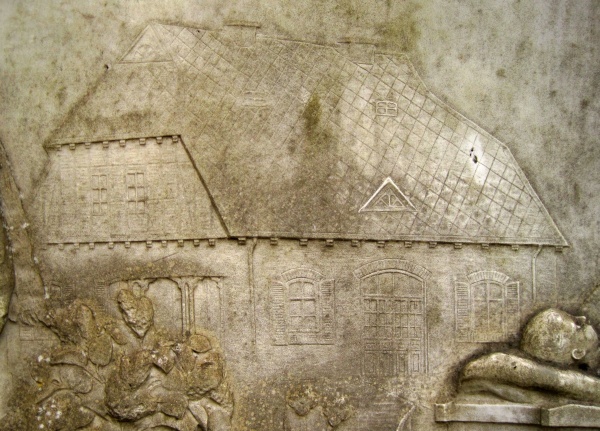 Ausschnitt des Reliefs Marie Lippert in Hohenbuchen - Das Poppenbüttler Kinderheim (Foto: Petra Schmolinske) (6)