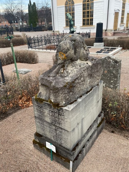 Alice Nordin (1871–1948): Grabmal von Carl Hugo Norman, Gamla Kyrkogården in Gävle (Schweden), Fotografien 2025 © Lena Rebekka Rehberger (10 und 11)