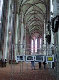 Blick in die St. Marienkirche mit der Ausstellung 