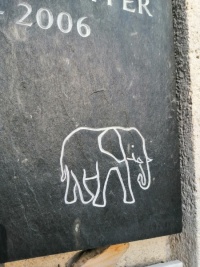 Elefant auf dem einem Grabstein